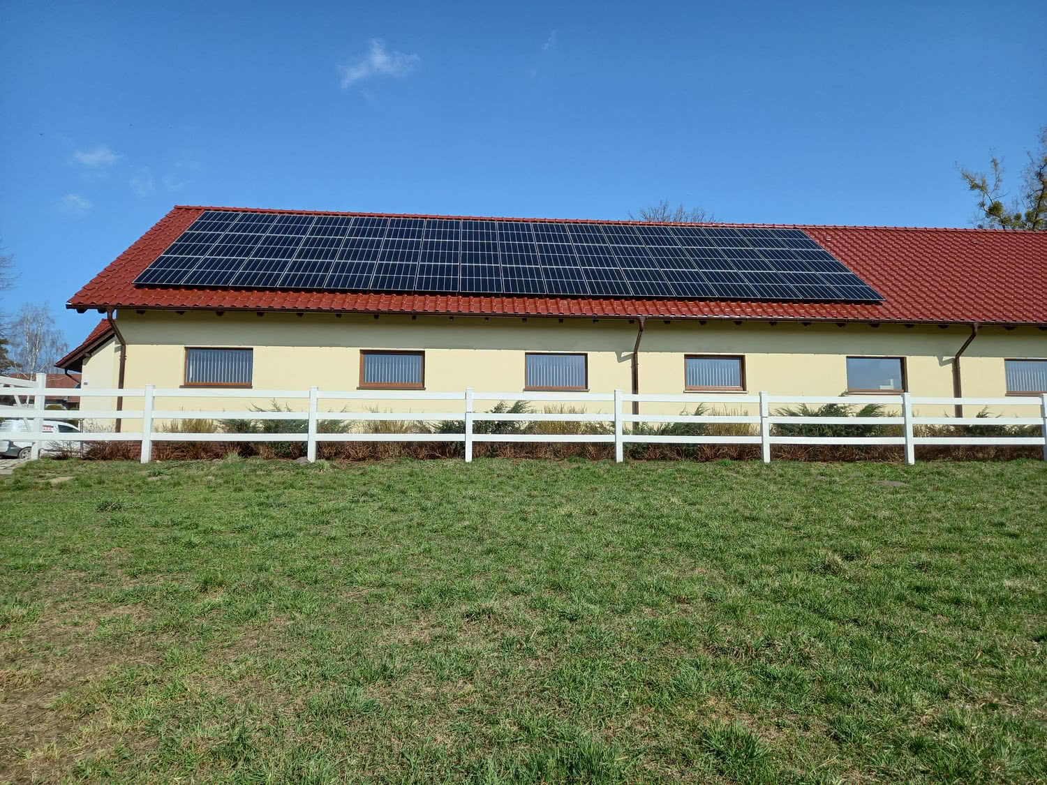 Instalacja PV na dachu domu jednorodzinnego Instalacja PV na dachu domu jednorodzinnego