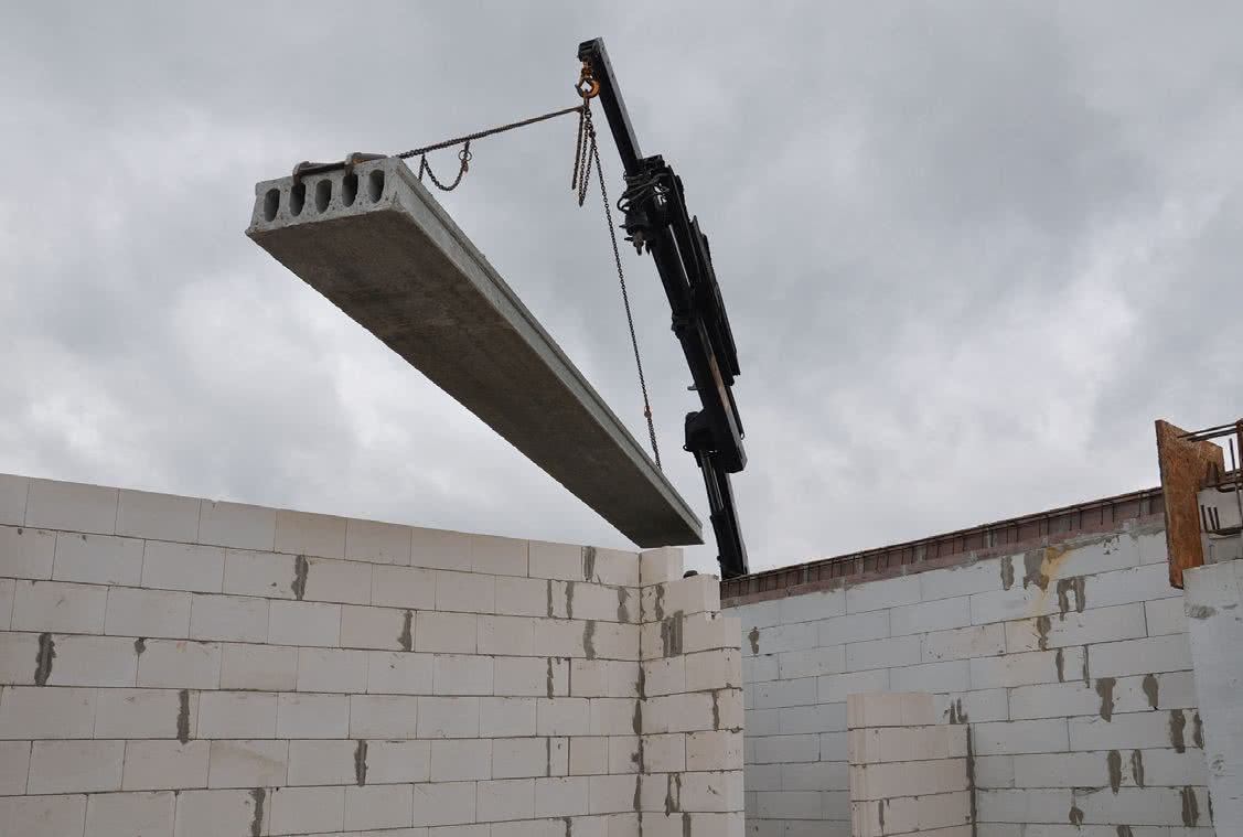 Zastosowanie panelowych stropów prefabrykowanych znacznie przyspiesza budowę. Do ich przenoszenia wystarcza zwykle lekki dźwig samochodowy, tzw. HDS