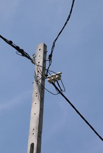 Prowizoryczne złącze na słupie do wykonania tymczasowego przyłącza energetycznego napowietrznego