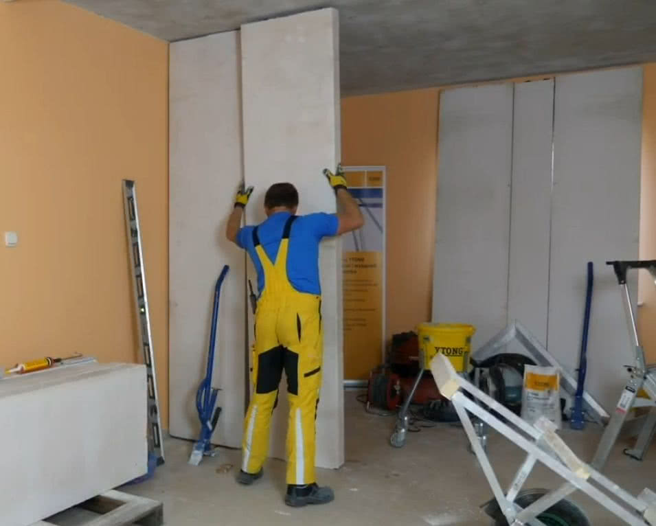 Stawianie ścian działowych z wielkowymiarowych elementów z betonu komórkowego Ytong Panel. fot. Xella Polska